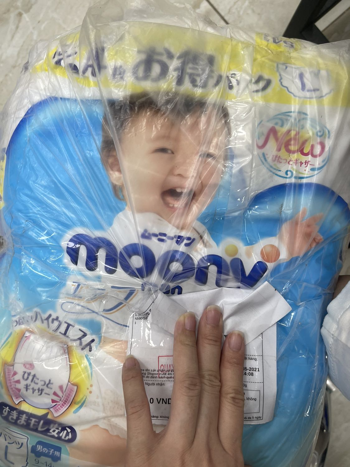 tã này bé mình sử dụng lúc mới sinh đến giờ
thấm hút rất tốt 
shop tặng thêm bong bóng cho bé nữa ^^