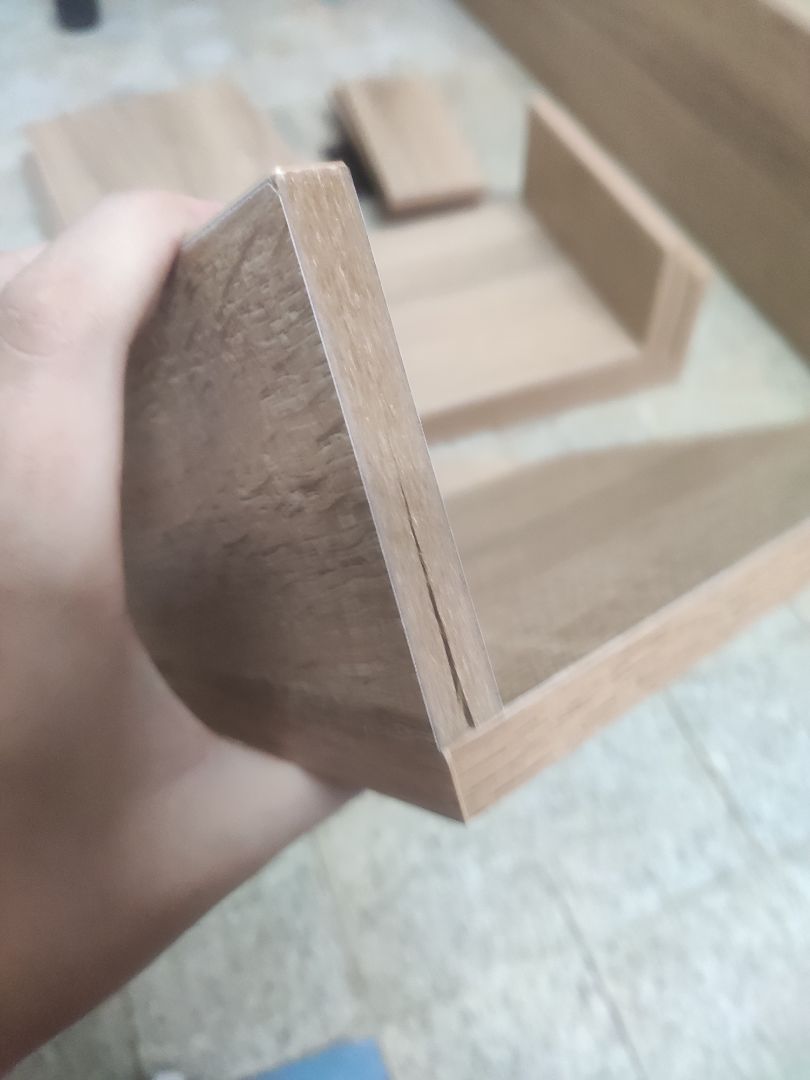 gỗ ép, bị nứt khi siết ốc. 

lắp ráp nhớ để ý lỗ vít, NÊN ĐỌC TRƯỚC HDSD RỒI HÃY LẮP, tránh hấp tấp rồi hối hận. 
nếu làm siêng thì tầm 60p là xong.
nhìn chung khá ổn, vẫn còn hơi ọp ẹp
giá cả tốt. 289k và 3 tháng chờ vì covid
mình nghĩ đựng hơn 100 cuốn sách.