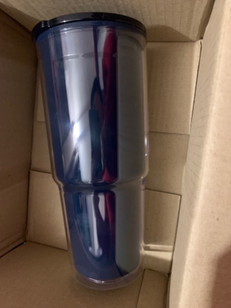 Shop gửi đúng vs đủ hàng. Đóng gói tốt, sp còn nguyên vẹn. Dung tích lớn, đựng được nhiều nước. Cốc chắc chắn, dùng thích. Một nhược điểm bé xíu là giữ nhiệt ko được lâu. Đá chỉ giữ được khoảng 2 tiếng là tan. Nói chung ngồi VP có máy lạnh, xài oke nha!