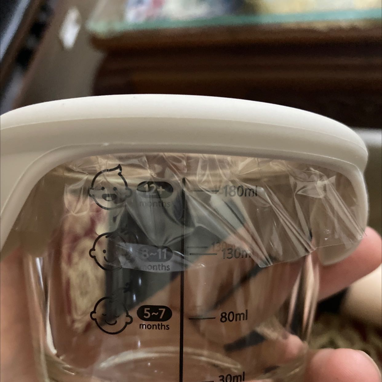 Nắp silicon giao đến khá bụi bẩn. Dù sản phẩm
Bọc kĩ. Thuỷ tinh khá dày. Hi vọng xài lò vi sóng ổn. Hũ nhỏ hơn mình nghĩ. Nhưng cũng tạm được.