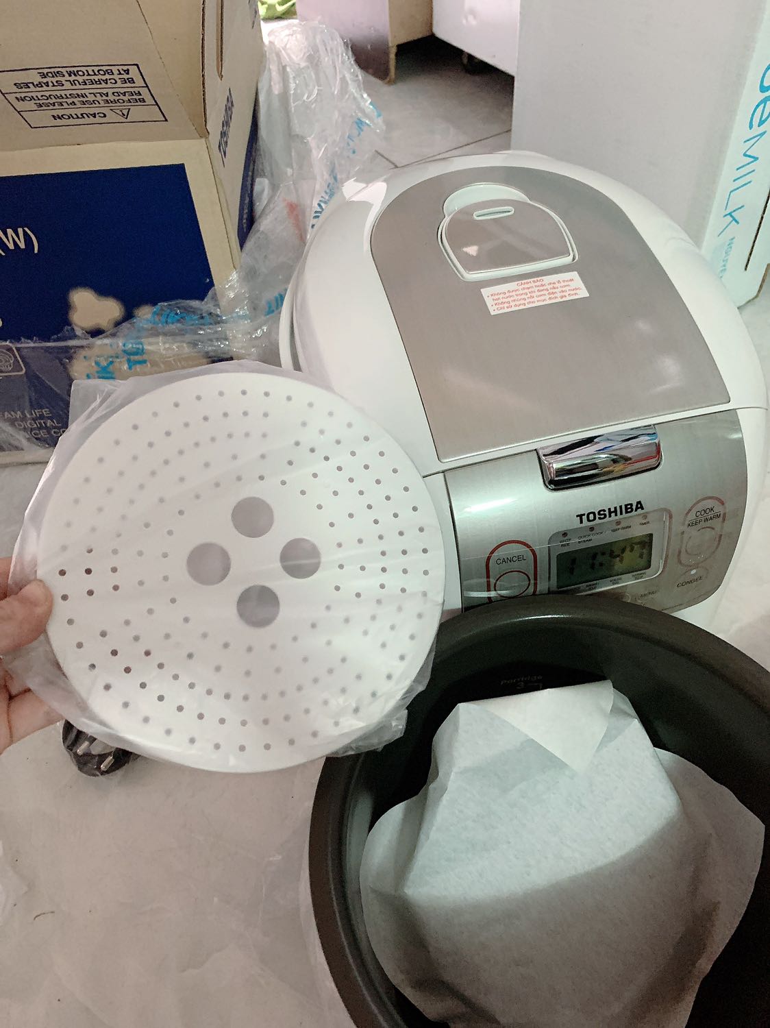 Hàng chính hãng sao không thấy có giấy bảo hành? Không biết cách nào để liên hệ nhà bán hàng , nhà bán hàng vui lòng liên hệ lại giúp mình .... shop cũng k có mục chát với khách hàng .... nồi chưa dùng nên chưa biết chất lượng thế nào Hàng chính hãng sao không thấy có giấy bảo hành? Không biết cách nào để liên hệ nhà bán hàng , nhà bán hàng vui lòng liên hệ lại giúp mình .... shop cũng k có mục chát với khách hàng .... nồi chưa dùng nên chưa biết chất lượng thế nào