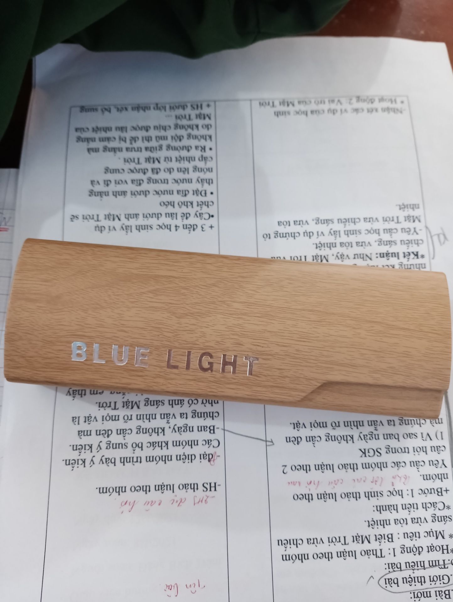 mình rất thích cách gói quà này, vừa dễ thương vừa thân thiện môi trường. hộp đựng kính rất đẹp rất hiện đại, được tặng kèm phụ kiện nữa..