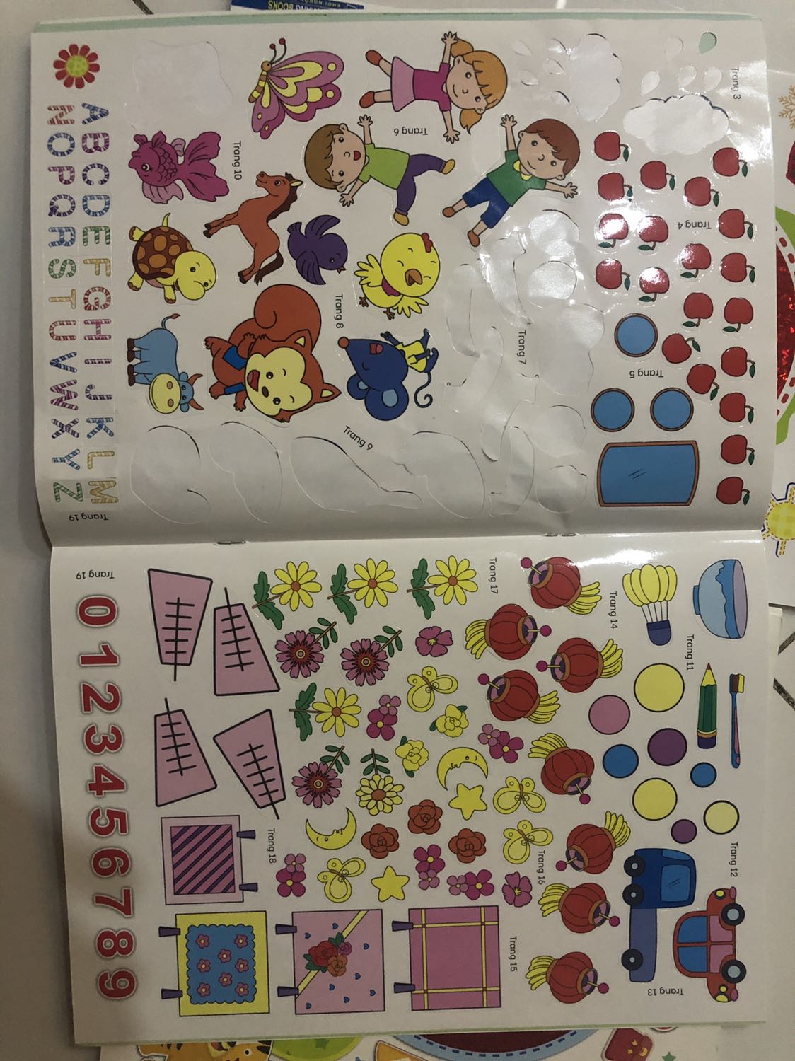 Sách không hay, thiết kế nội dung ẩu.
Rất ít stickers, không đa dạng