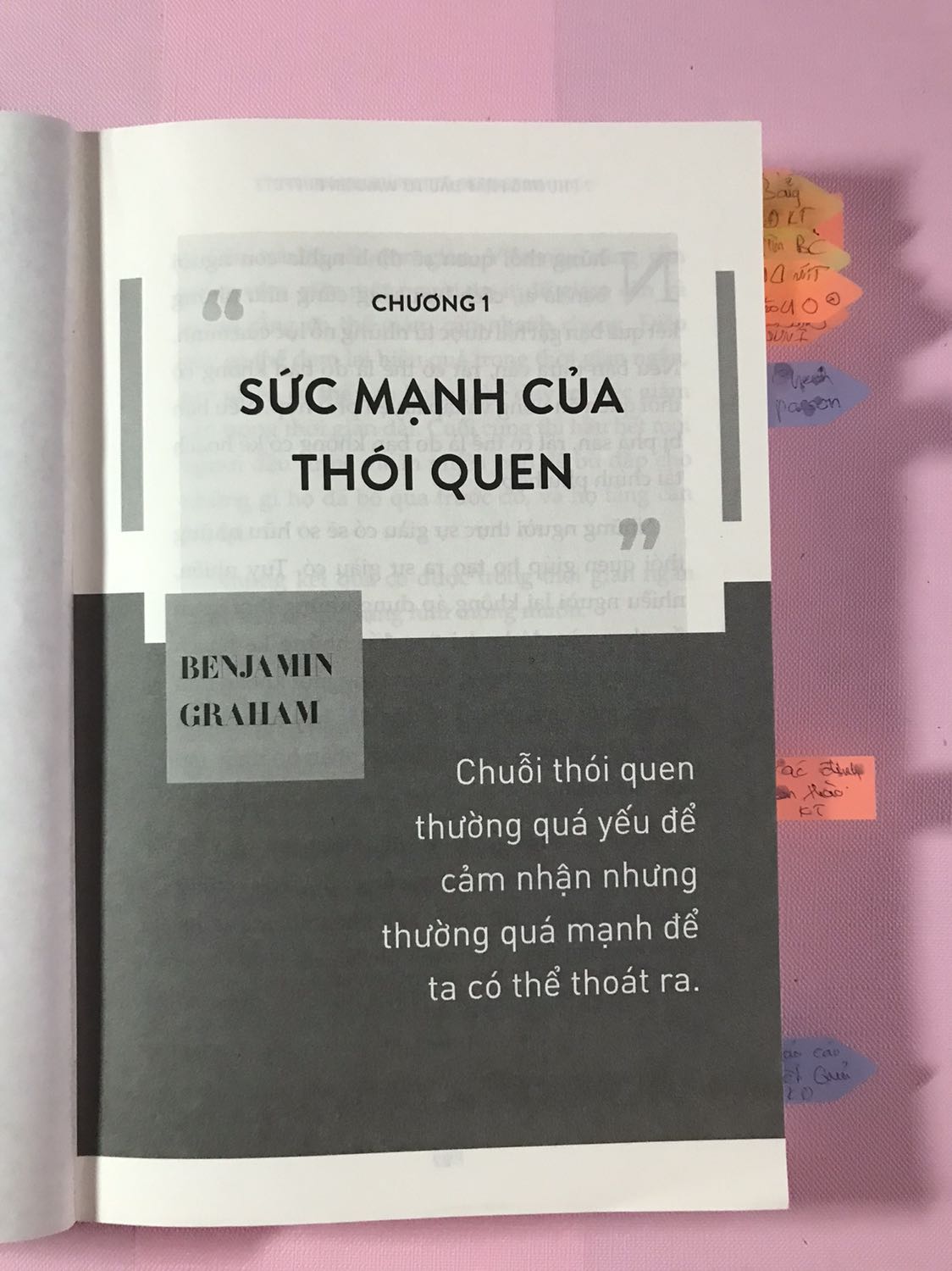 Đầy là cuốn sách đầu tiên mình đọc về chứng khoán . mình không nghĩ là lại dễ hiểu và đơn giản như vậy . giúp mình hoà nhập dễ dàng và đỡ sợ hơn .sách rất hay . 
trong phần thứ nhất : tìm hiểu về những thói quen cần duy trì . 
phần thứ 2 : Sean giải thích về cách thức Warren buffet áp dụng phương pháp đầu tư . Để giúp người k có kiến thức nền tảng về tài chính cũng có thể hiểu và áp dụng bằng những thuật đơn giản và dễ hiểu . 
 Thanks Tiki team và những bạn review sách có tâm đã giúp ích rất nhiều trong việc chọn lựa sách hiệu quả và nhanh chóng . tiết kiệm thời gian và tiền bạc .