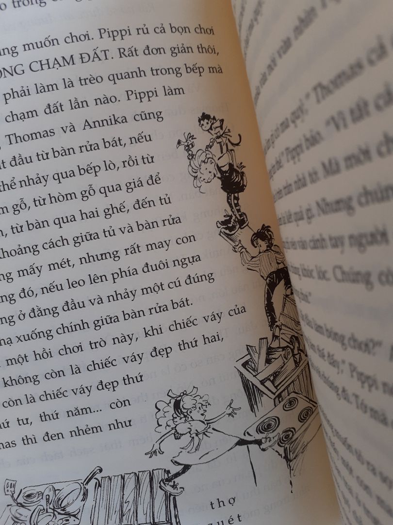 Cách trình bày của cuốn sách không quá lôi cuốn. Trong sách có nhiều hình vẽ minh họa rất dí dỏm, đáng yêu, điều mình thích ở "Pipi tất dài".
Mình đã do dự có nên mua cuốn sách này khá lâu và mình được một người chị giới thiệu và bảo hay. Tuy nhiên, câu chuyện không quá xuất sắc như mình mong đợi. Có lẽ đây là một cuốn sách hay, chỉ là nó không hợp gu mình. Cuốn sách thích hợp với các bé tiểu học, từ 5-12 tuổi. Nếu so sánh với một phiên bản tóc đỏ của L.M. Montgomery, "Anne Tóc Đỏ", thì mình nghĩ Anne hay và hấp dẫn hơn.