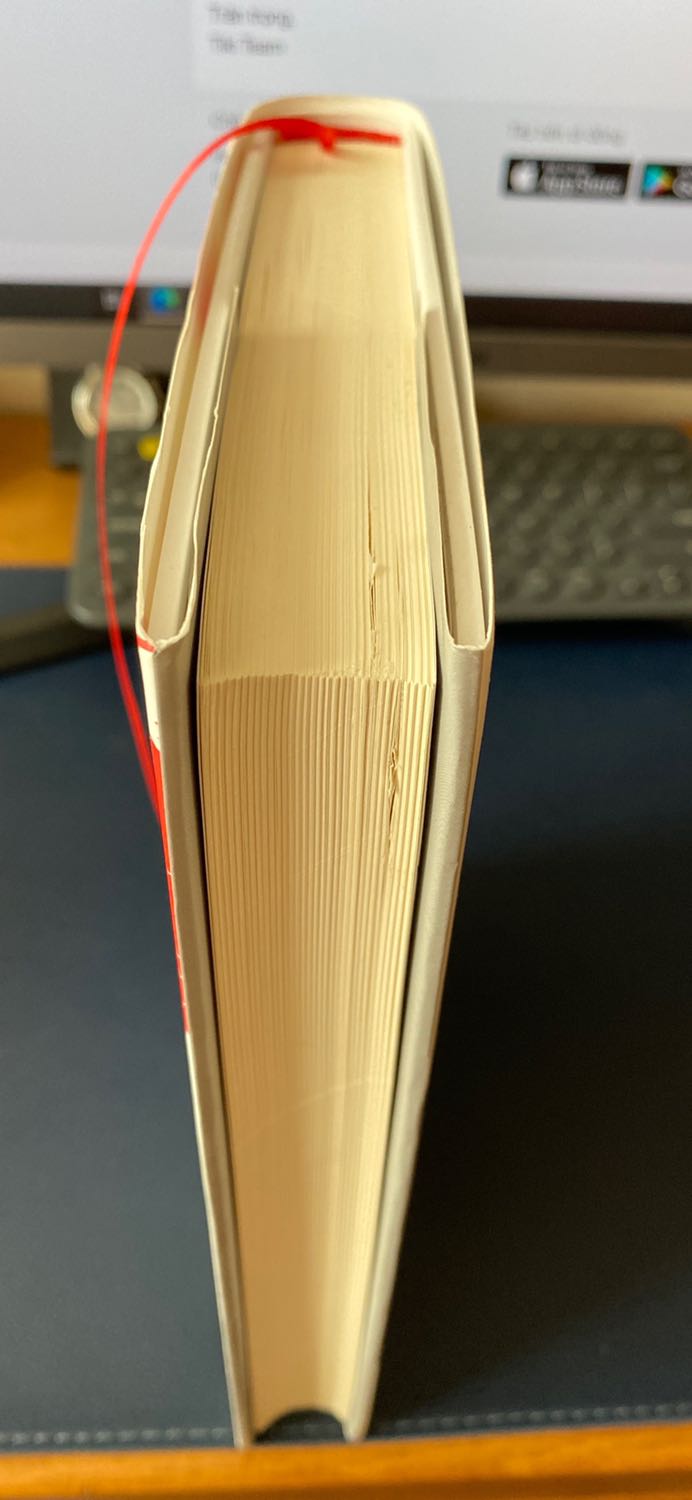 Sách không được bọc kính, giấy cắt nham nhở, hầu hết đều bị dính trang. 
Mình đặt sách từ 17/8 mà 08/09 mới nhận được, có lẽ do người nhận đơn quên đơn hàng của mình, phải viết email complain thì Tiki mới xác nhận đơn và gửi. Mình đã mua sách nhiều lần qua tiki nhưng lần này là trải nghiệm tệ nhất.