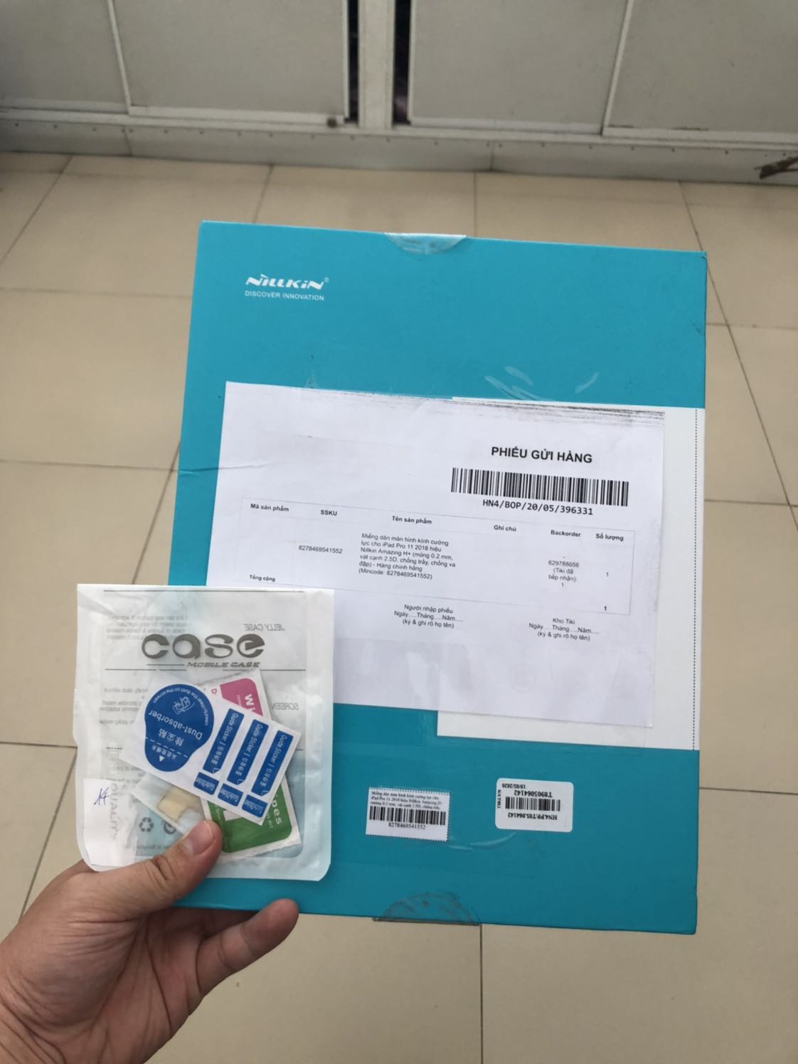 Hộp đựng to bằng cái ipad ^^ đầy đủ phụ kiện cho người dán, nhưng mình chưa dán