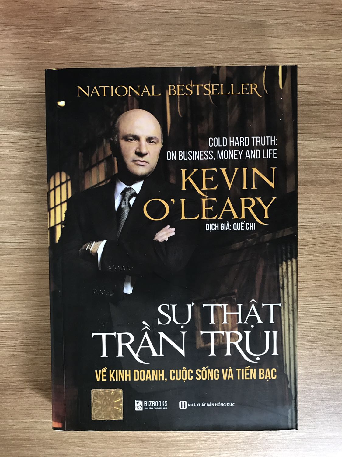 Tkiki giao hàng nhanh, mình mua đc giá khuyến mãi rất mừng, tuy nhiên sách có vẻ bụi nhiều và dính dơ tí,trang sách bên trong làm từ giấy cũng tốt.Vì mình đã đọc cuốn " Sự thật tàn nhẫn Về gia đình con cái và tiền bạc" cùng tác giả và khá là hay nên mình đã mua thêm cuốn này