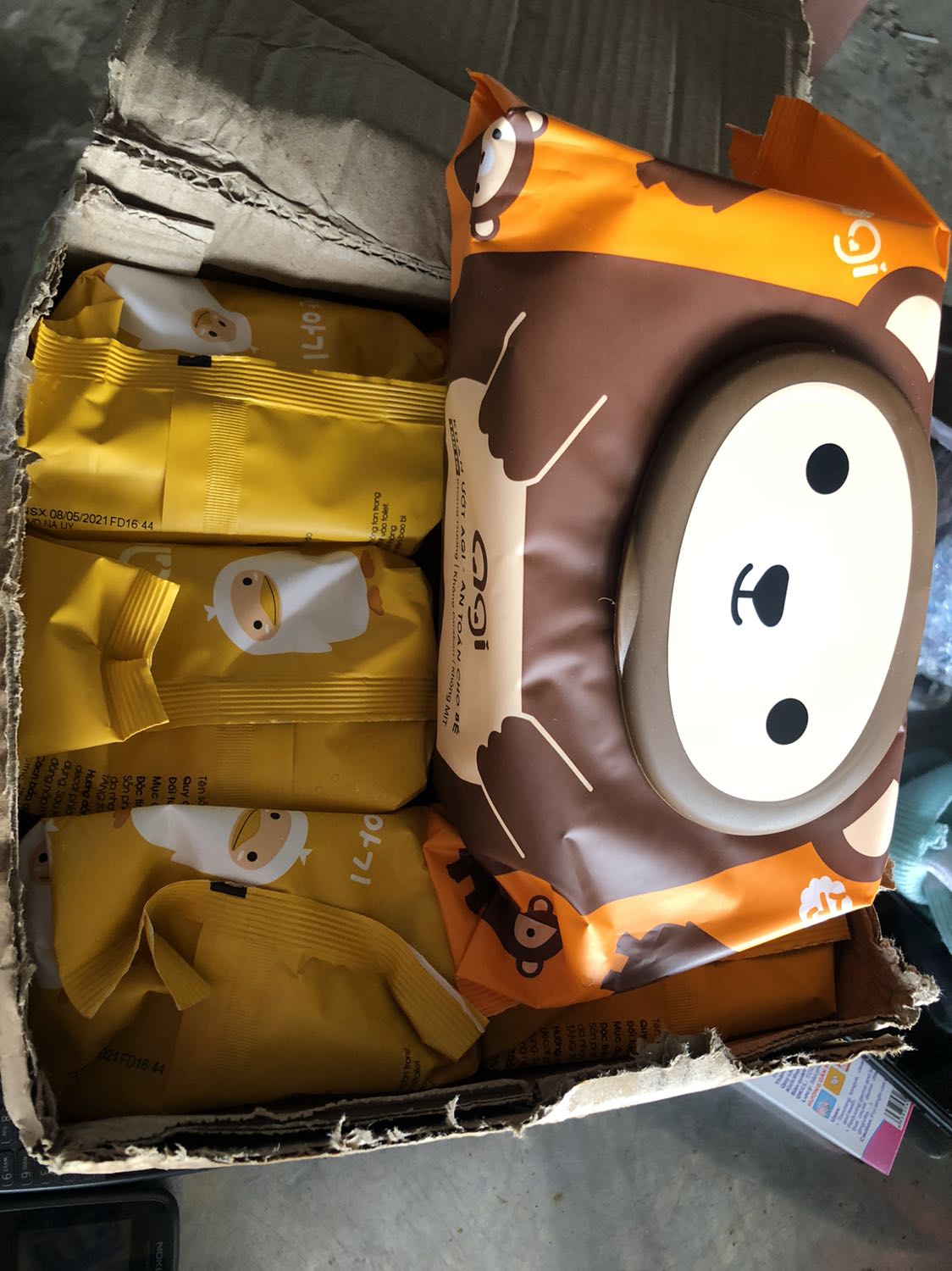 Đặt tấm lót sơ sinh mà lại giao khăn ướt là sao?làm ăn gì kì cục z