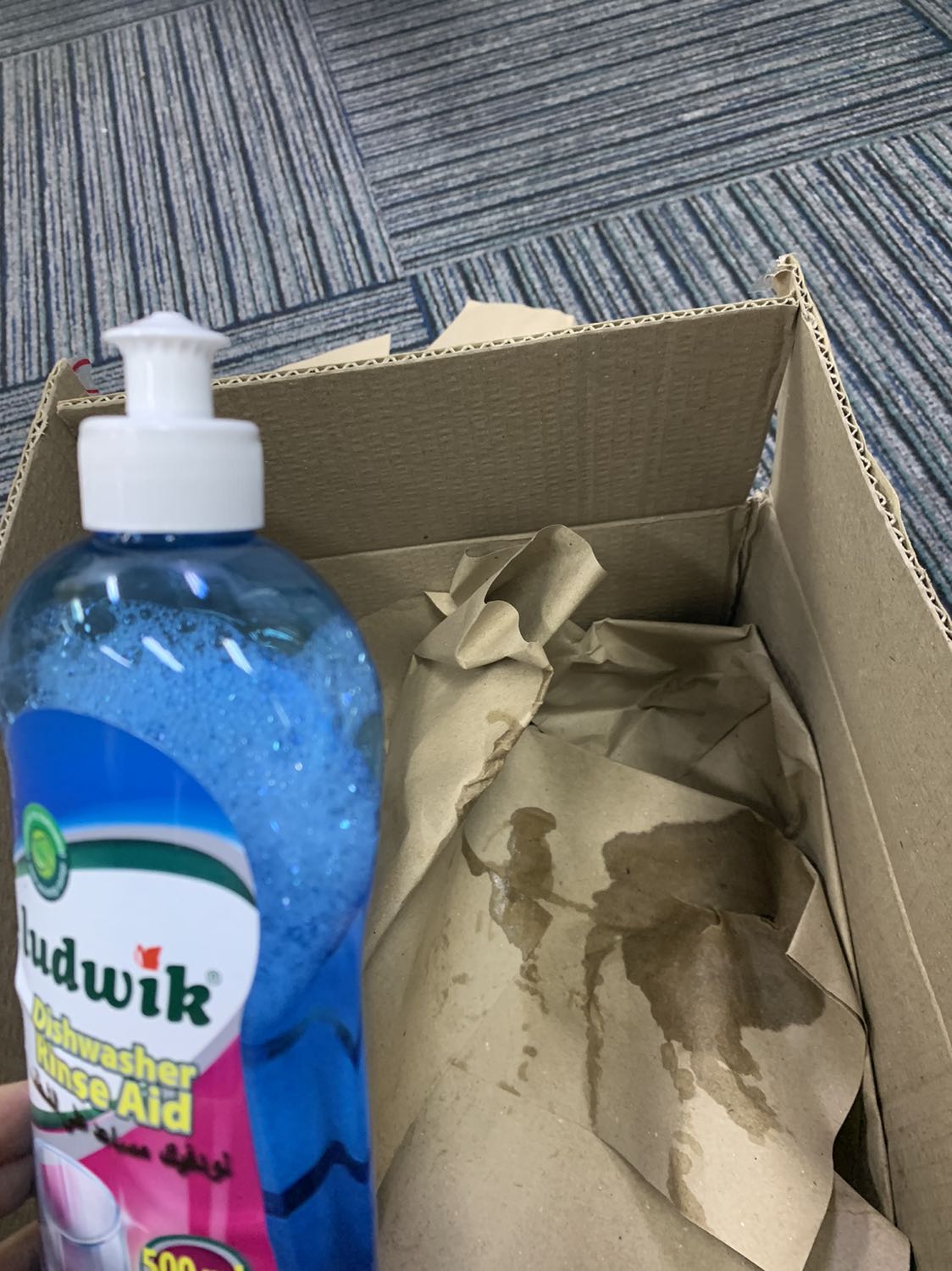 Hàng đóng gói không cẩn thận, có 1 chai nước làm bóng bị đổ ra