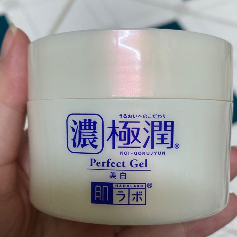 Hộp nhìn mới, không móp méo, date còn hơn 1 năm. Chất kem nhẹ, lỏng hơn thường thấy một chút, mình da dầu thiếu nước bôi lên sau một đêm ngủ dầu thấy đổ dầu ở dạng ít đến vừa và rửa mặt xong thì da mềm và sáng. Hiện tại chưa thấy kích ứng. Tiki giao đúng ngày hẹn và đóng gói đẹp ạ.