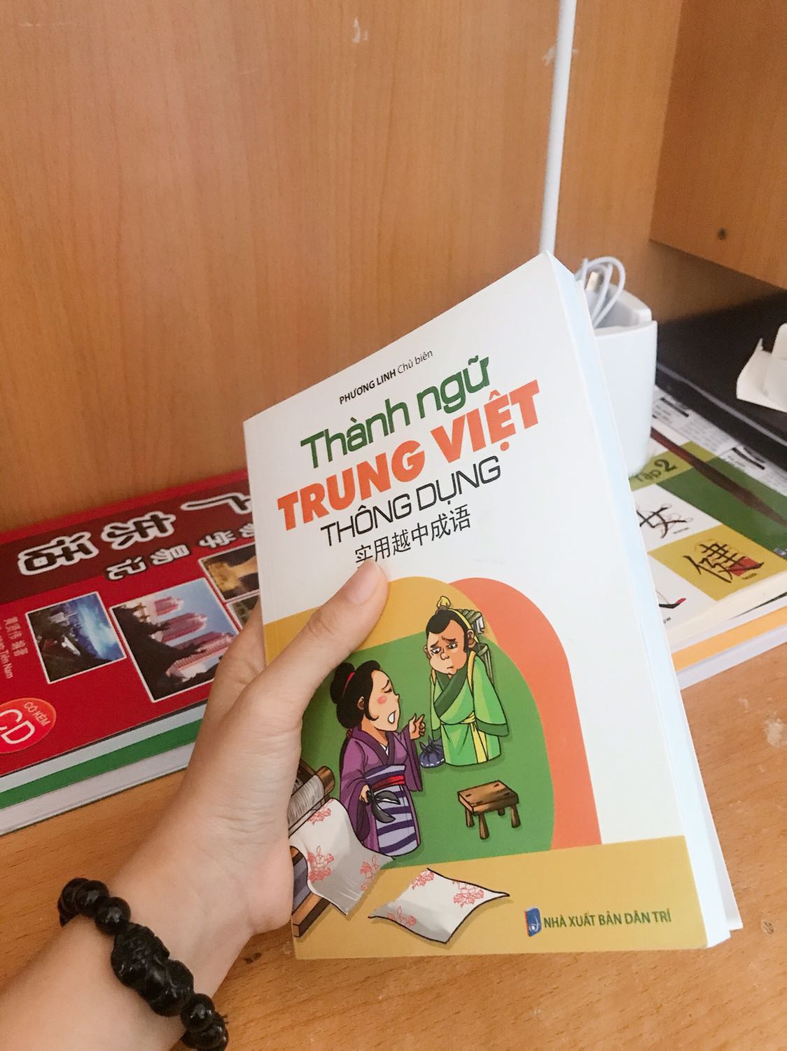 Mua hàng trên Tiki thì mình an tâm. Hình thức đóng gói đẹp cẩn thận, sách mới. Còn nội dung cuốn này thì mình cảm thấy thành ngữ nghiêng về bên trung nhiều hơn mấy câu bên mình nên thấy xa lạ so với thành ngữ Việt của mình. Không học nhớ hay thuộc nổi đâu. Xem giải trí biết thêm chơi thôi.