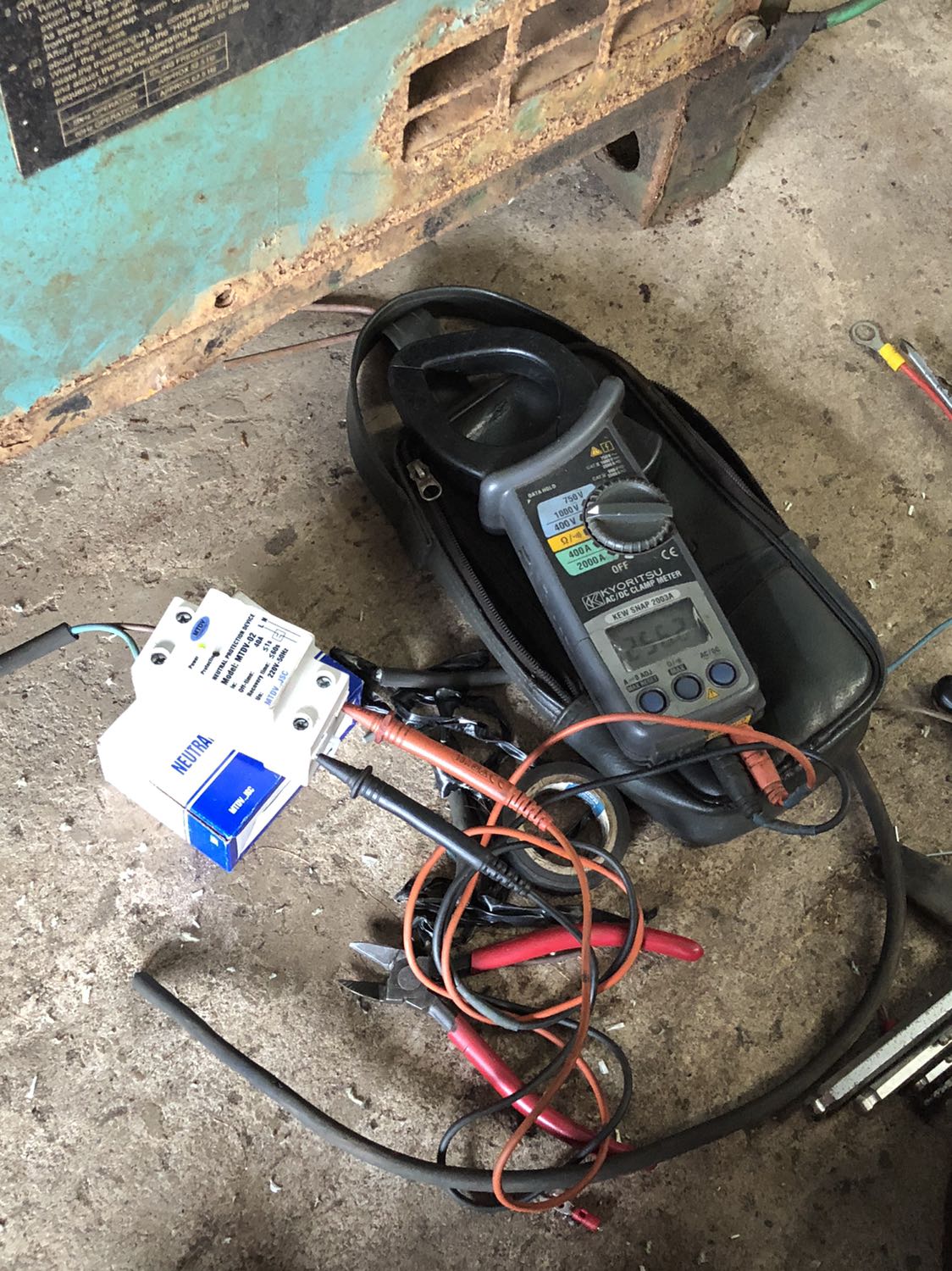 Theo thông số thì 242 +- 5% của ap cao nhưng chỉnh lên đến 257 vẫn k ngắt. Vì k chỉnh lên được nửa nên cũng k biết là có ngắt k. Cần một lời giải đáp?