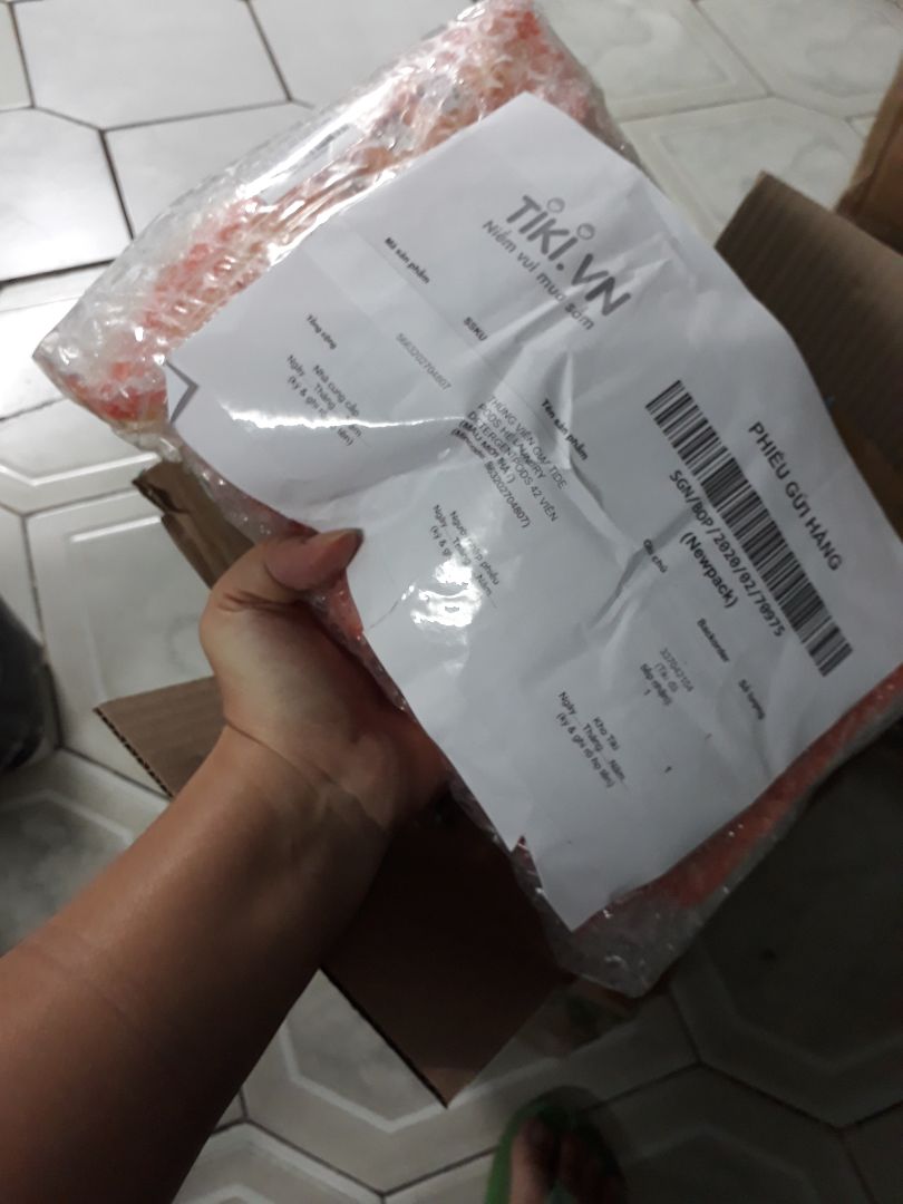 đúng là *** đảo, rõ ràng lúc đặt ghi là thùng 4 gói, mỗi gói 42 viên mà giờ sửa lại 1 thùng 42 viên ( nhận thì là 1 bịch 42 viên). tôi muốn trả lại hàng, đề nghị Tiki giải thích rõ về vấn đề này, thực sự tôi rất bực mình, một app uy tín không nên để những hành vi lập lờ như vậy được