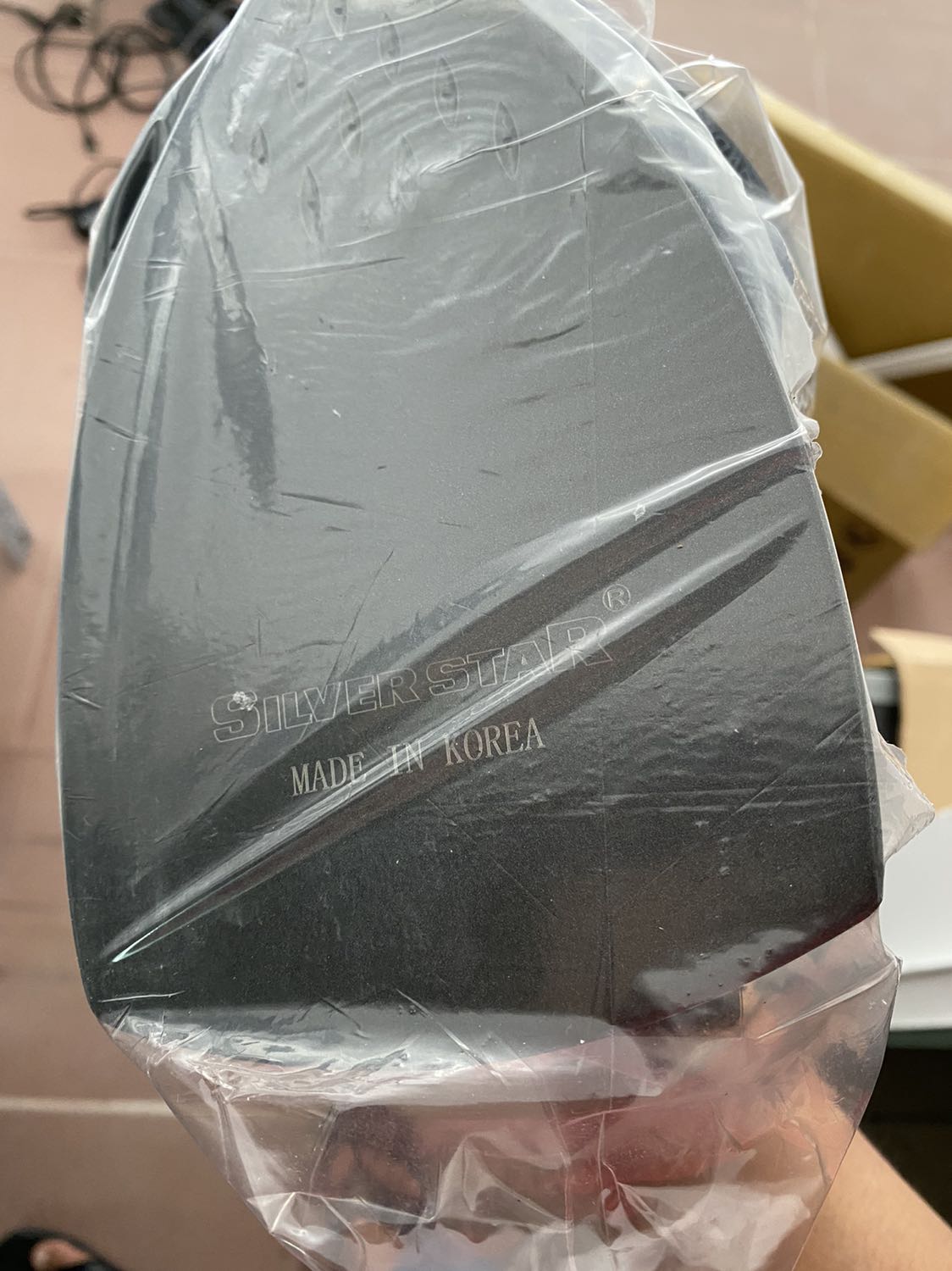 Hàng không giống mô tả , không tem nhập khẩu, chữ ở bình nước thì lem nhem . Không biết có phải hàng chính hãng không. chua dùng thu