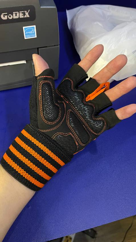Êm tay, ôm vừa khít cảm giác khi tập có lực rất đã và có cảm giác cổ tay khỏe mạnh. Mới đầu thắc mắc cái điểm nối ở đầu ngón tay làm gì sau mới phát hiện ra là chỗ để móc vào kéo găng ra =)))