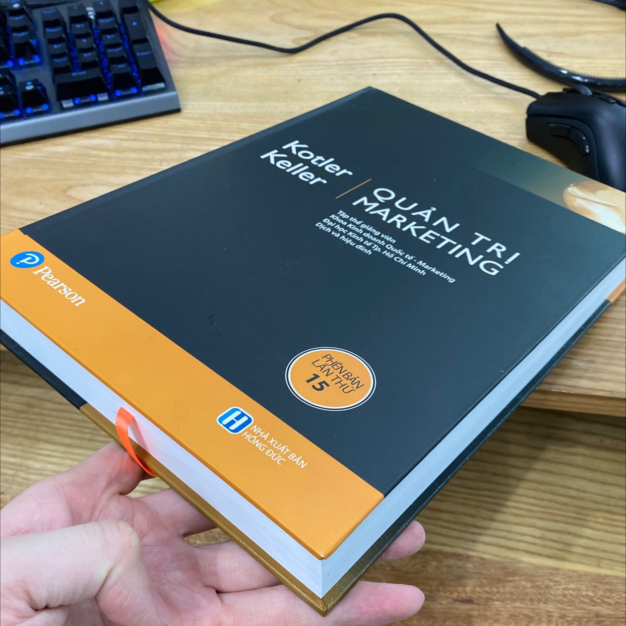 Sách bọc đóng gói rất kỹ càng. Sách khá to và dày nhé. Sách in màu chất lượng giấy tốt. Nội dung sách rất nhiều ví dụ và mô tả trực quan. chưa đọc nên mình chỉ nhận xét được như vậy