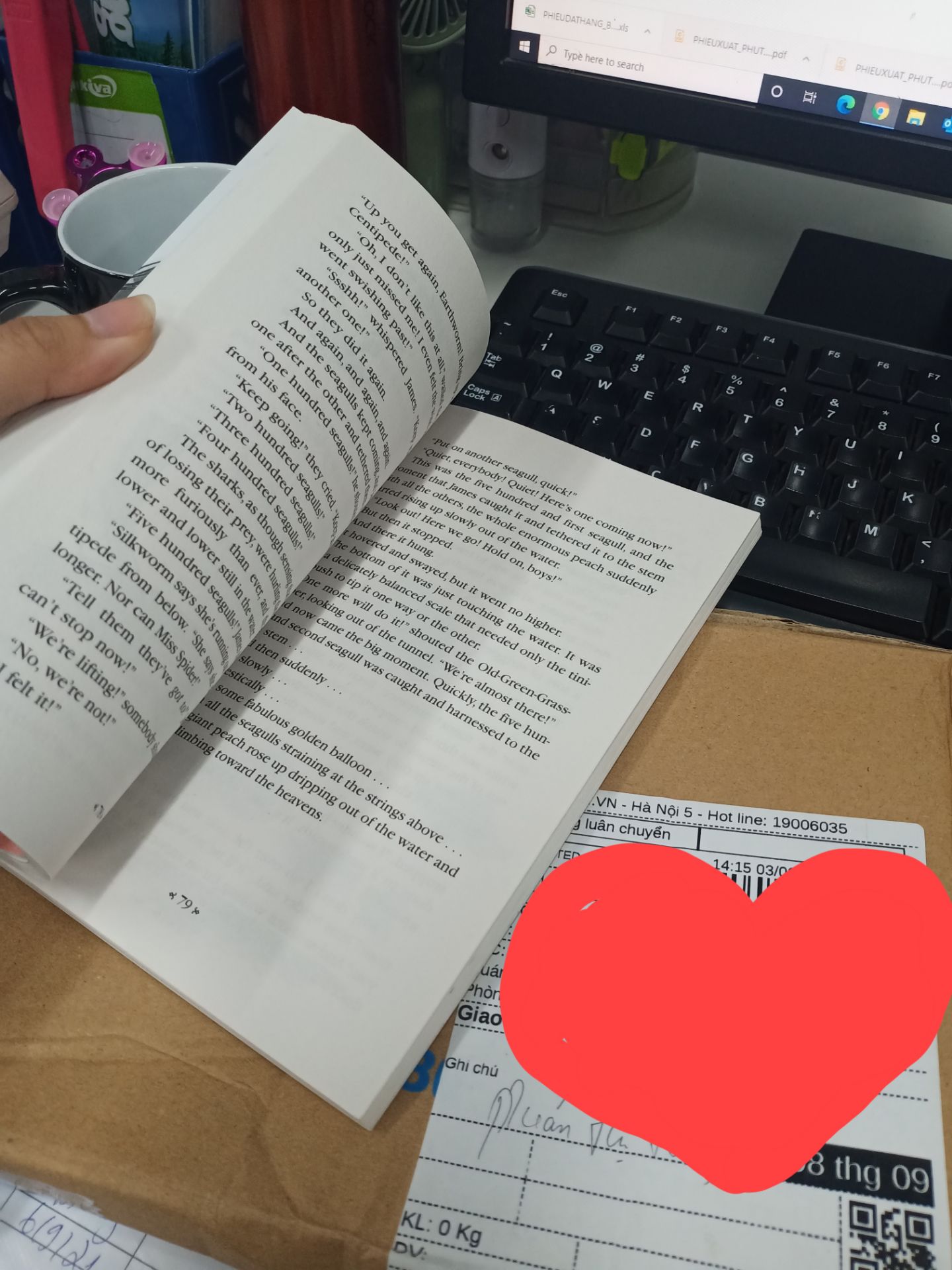 Dù trong time dịch nhưng sách vẫn được giao nhanh chóng.
Sách đẹp, chữ in rõ, giấy thì hơi mỏng 1 chút nhưng vẫn ok.