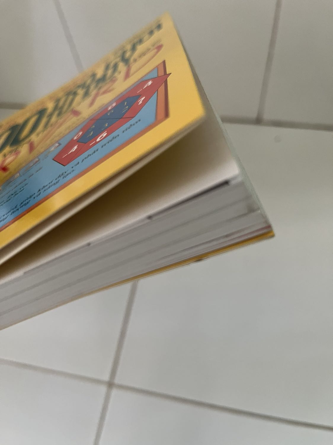 Sách mới khoảng 95% vì góc sách bị đen và bên hông sách còn bị quẹt 1 đường thẳng đen. Giao hàng nhanh (1 ngày đã nhận được) tuy nhiên gói hàng chỉ có mỗi hộp carton và sách không được bọc túi chống sốc hay gì cả. Nhưng vì giá rẻ nên vẫn cho 5 sao. Mong Tiki xem xét lại khâu đóng gói sản phẩm và kiểm tra chất lượng sản phẩm trước khi giao hàng.