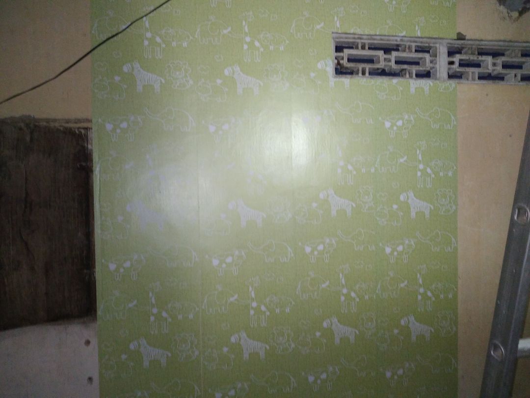 sản phẩm giao không đúng như thực tế .trong hình cuộn to nhưng giao cuộn có chút xíu.nói dán được 4.5m vuông. mà dán mới được 4 tấm đã hết cuộn giấy