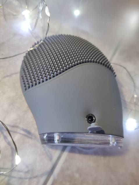 Máy êm, rửa mặt sạch hơn là rửa bằng tay không, các tốc độ rung khá thích. Điểm cộng là pin dùng lâu. Điểm trừ là chuôi sạc không thể dùng chung với sạc điện thoại mà phải dùng riêng, cũng là điều bất tiện và làm dư thừa.