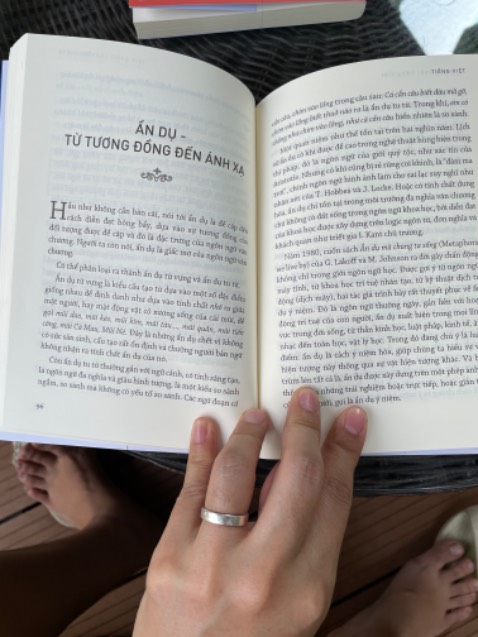 Giao hàng nhanh chóng, đóng gói cẩn thận, sách trong bộ “ Tiếng Việt giàu đẹp “ của NXB trẻ thì quá hay rồi. Dành cho bạn nào yêu thích tiếng việt, bạn yêu viết lách , có kiến thức nền tảng về văn hóa Việt & ngôn ngữ học