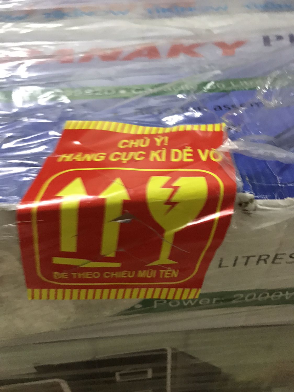 Tiki đóng gói hàng nguyên kiện . Có dán tem hàng dễ vỡ . Chỉ là giao hàng hơi lâu  chút, nhân viên giao hàng phục vụ được. Đã dùng thử và thấy có chênh lệch nhiệt một chút nhưng không sao .mình ít khi đặt hàng giá trị trên tiki nhưng lần đầu tiên khá là ổn
