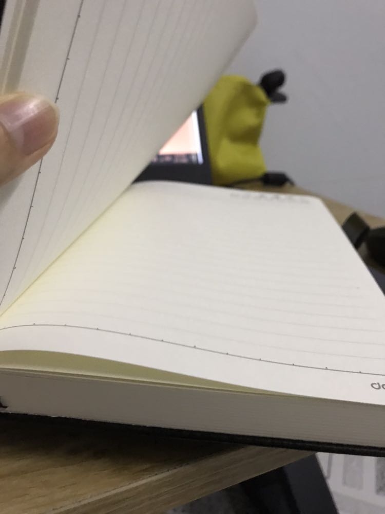 Mình rất thích cuốn sổ này. Bìa màu đen nhìn rất sang, giấy dày và đẹp. Sẽ ủng hộ lại lần sau