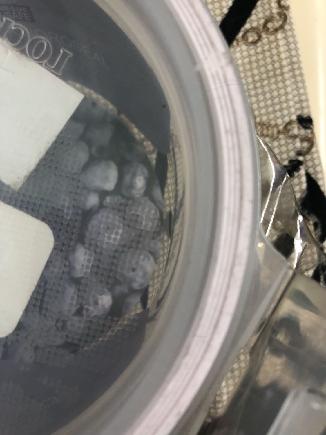 Rất vui vì TiKi giao hàng đúng hạn. Nhưng khi mở hàng thì hỡi ơi, hộp bảo quản thực phẩm có cái dây ron của nắp là khá quan trọng vậy mà hàng mình nhận dc dây ron vừa lỏng vừa đen vừa bị răng cưa.
Tem hàng thì bám bụi đen thui giống như hàng bị lỗi.
Tiki phải kiểm tra kỹ trước khi giao hàng giúp. Vui lòng đổi hàng lại giúp mình.