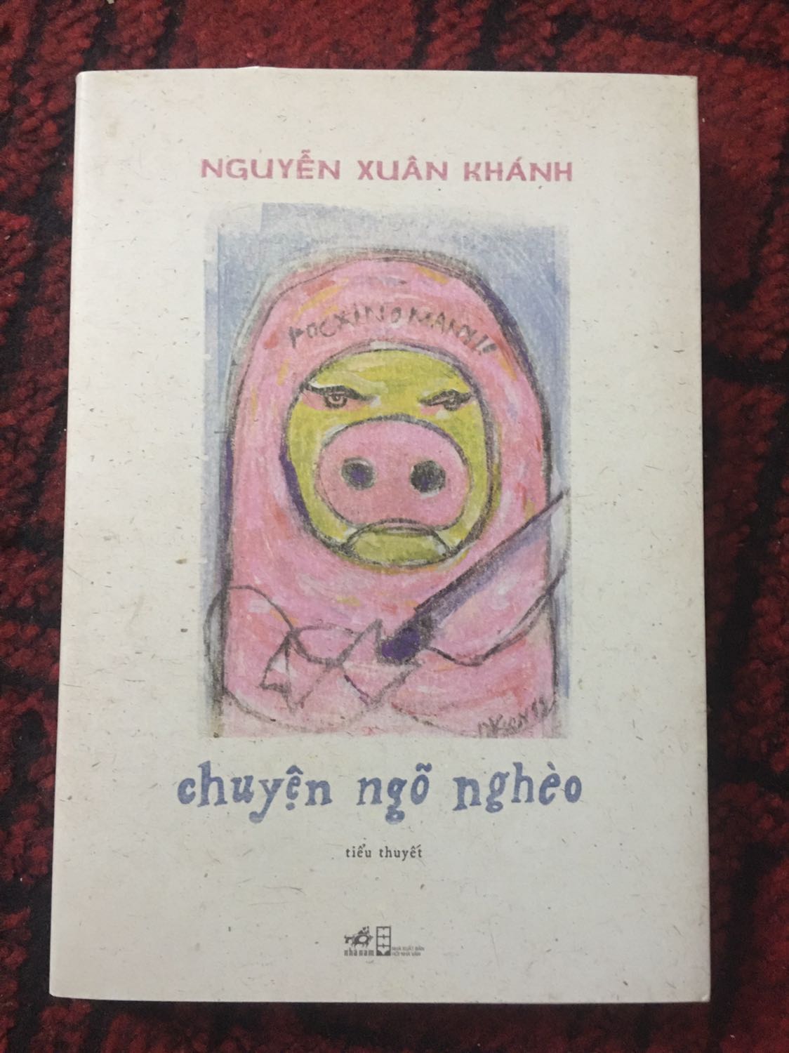 Điều thu hút mình đầu tiên khi nhìn vào quyển sách này là cái bìa, siêu siêu xinh luôn, cả bìa áo lẫn bìa ở trong! Nhưng buồn xíu vì bìa áo bị gấp vào 1 xíu và nó cứ bị thừa ra 1 chút kiểu gì ấy? Không thuận mắt cho lắm :((( Không bàn tới nd thì đây là tuyệt phẩm của cụ NXK rồi ❤️ Dịch vụ Tiki thì k chê vào đâu được!