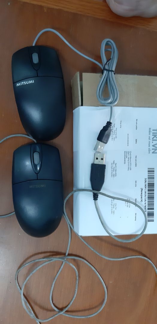 cầm lên và so sánh về tem nhãn, chất liệu nhựa, màu nhựa, chuôi cắm, màu con lăn, cách dán tem, font chữ trên tem thấy hoàn toàn khác biệt, em có cảm giác dream tàu với dream thái vậy, đề nghị Tiki xem lại và giải thích giúp em là hàng thật hay hàng nhái nhé