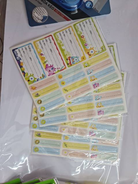 Nhãn vở đẹp, sắc nét, chữ to rõ ràng.