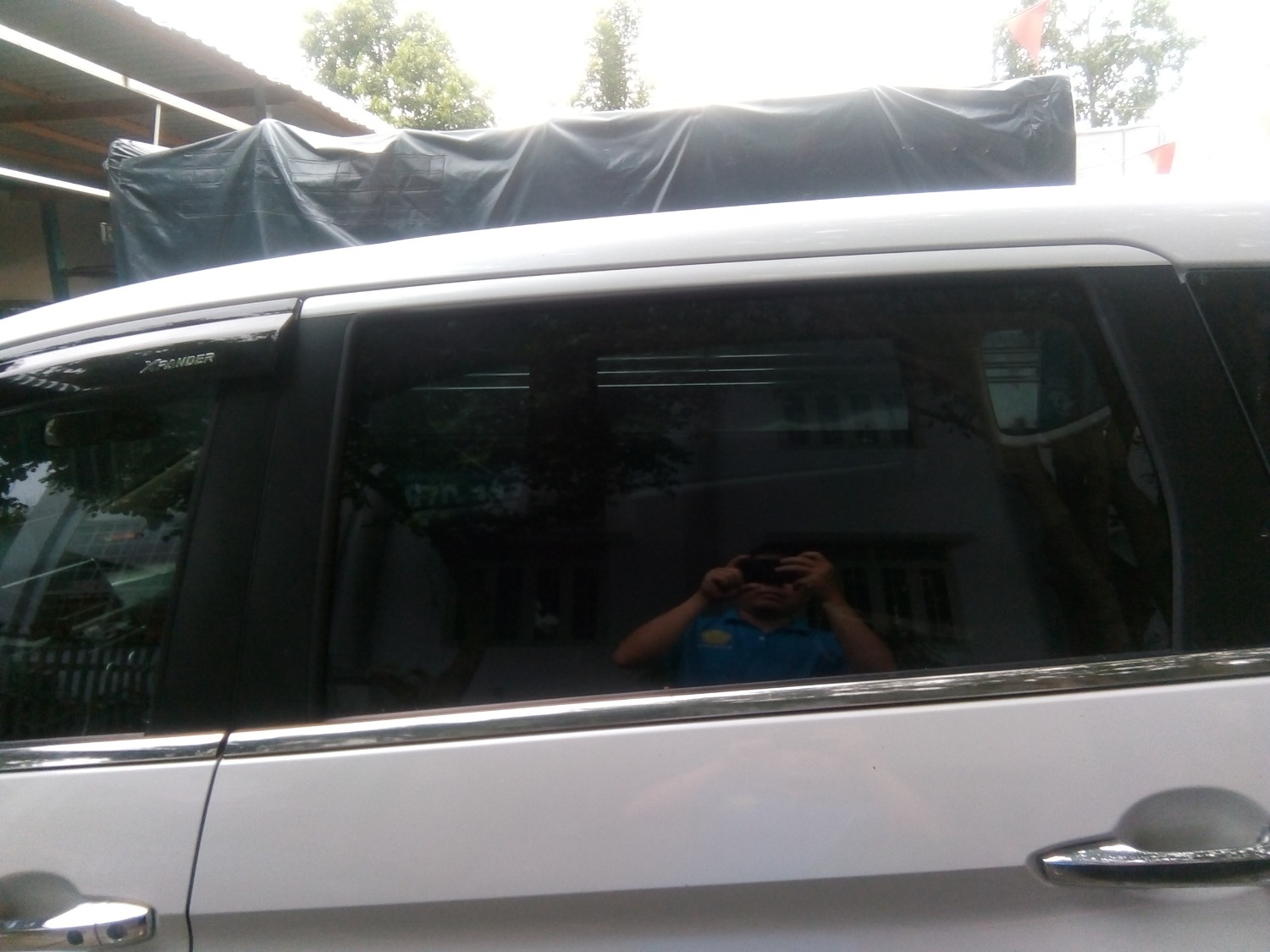 Mình mua một bộ 4  cái mà giao 2 vè ở cửa sau điều bên trái. khi dán xong mới phát hiện,  mà không đổi lại không được. mong shop bán hỗ trợ.