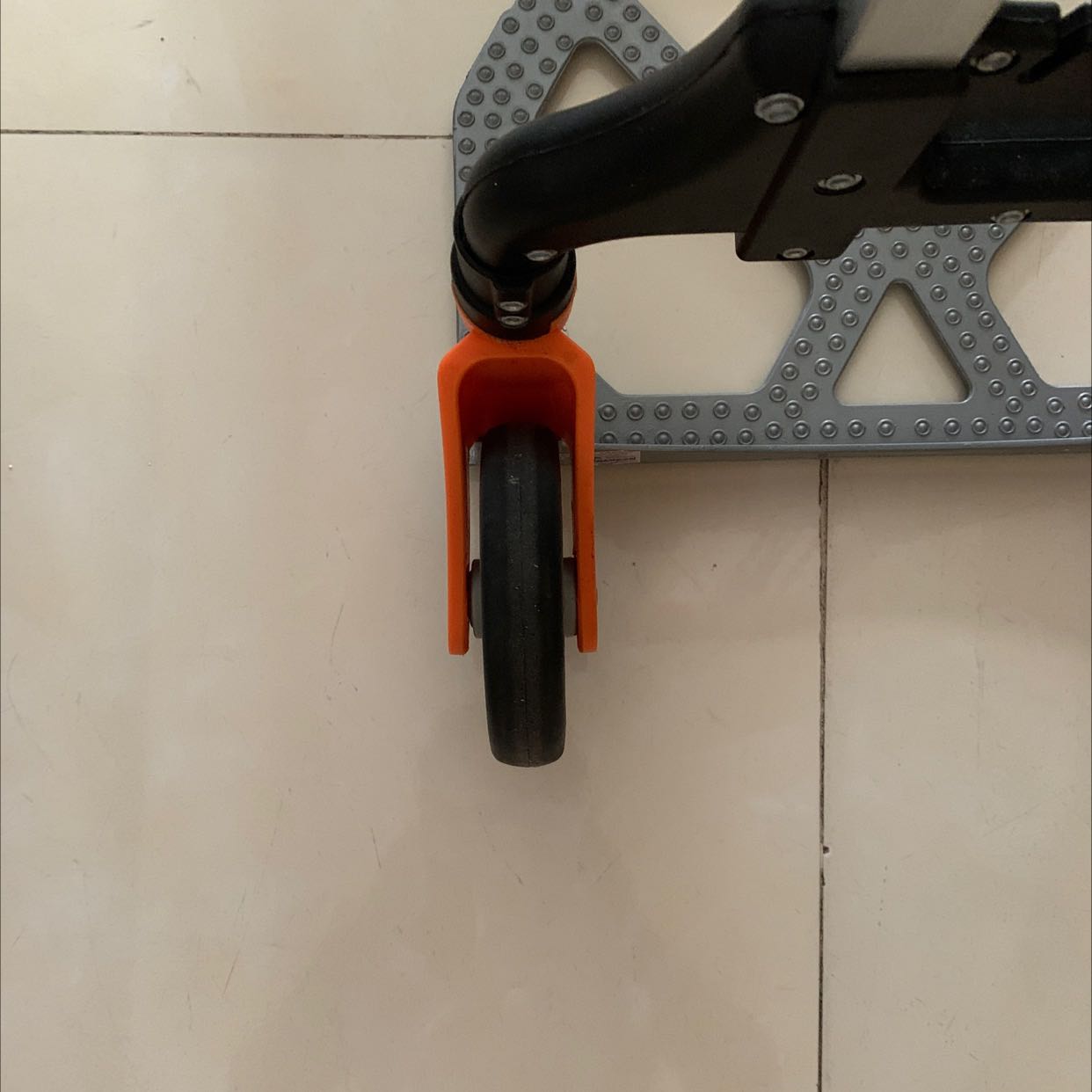 Tải trọng 80kg, kéo hơn 40kg có mấy ngày bánh xe bị hỏng, chất lượng kém, ko nên mua, giờ ko biết làm sao mà thay cái bánh xe chả lẻ bỏ luôn chiếc xe