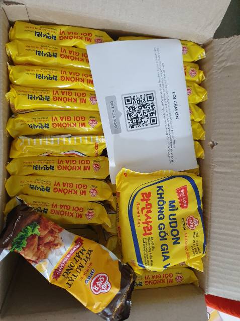 Mì dai ngon, có sẵn thùng rồi mà shop luôn đóng thêm 1 thùng nữa bên ngoai. 2 lần mua gần đây đc tặng thêm gói mì udon và mì trộn cay gì đó. Mì udon sợi lớn dai ngon, sao ko thấy shop bán thùng mì udon này.