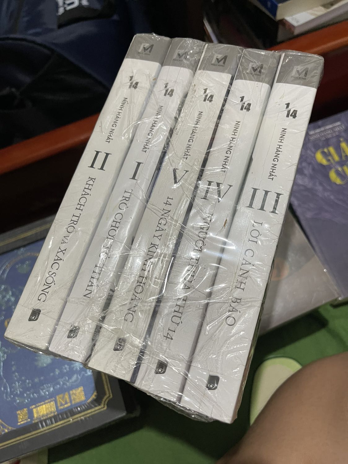 Vải mè chéo (vải mè lưới): Khác với 3 loại trên, vải mè chéo có các đường rãnh chéo được xếp chạy dài trên bề mặt vải, vải có bề mặt mềm mịn, mặc rất mát nên được dùng để may quần áo thể dục, thể thao
