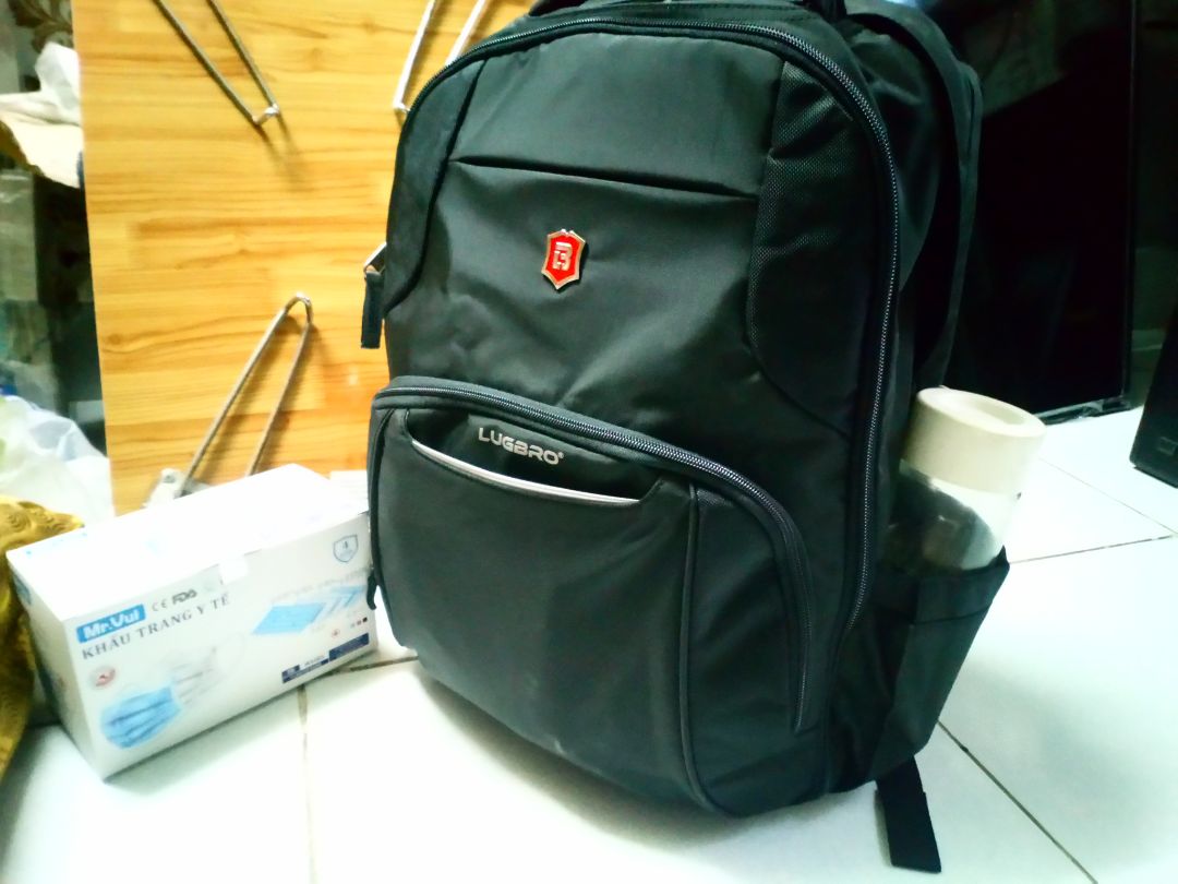 - Đóng gói cẩn thận, chắc chắn. 
- Sản phẩm có kèm quà tặng hộp khẩu trang. 
- Giao hàng nhanh, mình đặt tầm 1,5 tiếng sau đã giao đến. 
- Có phiếu bảo hành hàng chính hãng.
Balo cỡ trung, nhưng có 2 ngăn lớn chứa đc nhiều đồ, và nhiều ngăn nhỏ rất tiện đựng những đồ cá nhân. Balo cầm đeo rất chắc.