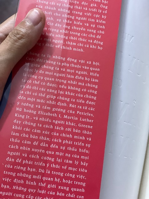 Sách mới tái bản 2025, rất thích ạ

Điểm trừ duy nhất là dịch vụ bọc sách của tiki - là thứ duy nhất khiến mình chọn mua ở tiki thay cho sàn khác: bọc nông như này mấy lần mình bị bung rồi ạ. Mong tiki rút kn bọc sâu hơn vào trong để chắc chắn hơn nhé ạ. Lần sau còn như vậy mình sẽ vote 1 sao đấy 😭