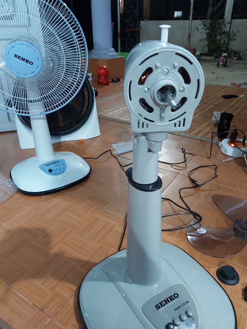 mình đặt mua 2c nhưng bên shop giao 1 chiếc quạt êm, 1c quạt rung rất mạnh, gãy cánh. không biết shop đổi trả hoặc bảo hành như thế nào ạ