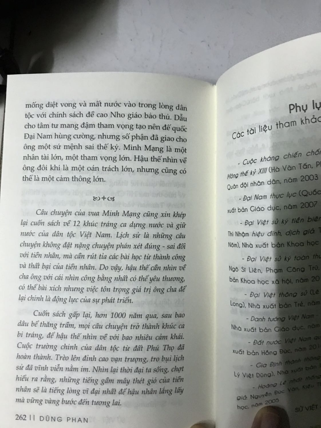 “Dân ta phải biết ta. Cho tường gốc tích nước nhà Việt Nam”. 0h45 16/11/2020, mình đã đọc xong quyển sách này. Đây là cuốn sách về lịch sử đầu tiên mà mình đọc, thật sự rất cuốn hút chứ không khô khan như sách giáo khoa. Mình nhận được rất nhiều kiến thức thông qua cuốn sách này và cũng được tiếp thêm phần nào niềm đam mê để tìm hiểu tiếp tục về lịch sử Nước nhà. Bạn nào đang tính mua thì hãy mua để đọc ngay và luôn đi nhé vì nó không phí thời gian của bạn đâu, rất xứng đáng luôn đó :))))))))))