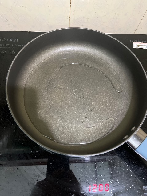 Chảo bị vênh lòng, cao ở giữa, trũng xung quanh nên rán không đều.