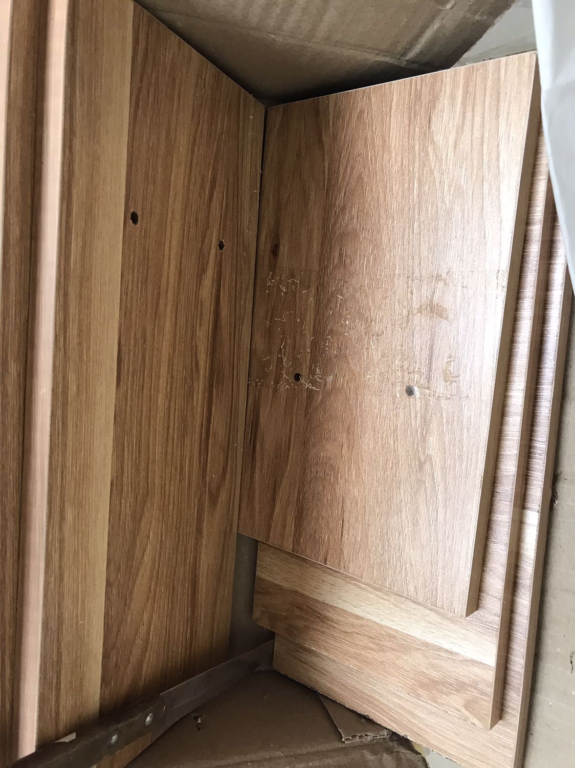 Sản phẩm quá tệ, như hàng second hand, đóng gói còn lòi nguyên cái đinh ra ngoài như hình, suýt thì mình bị đinh đâm trúng tay, keo dán còn sót lại, mép kệ nham nhở. Quá thất vọng về sản phẩm!