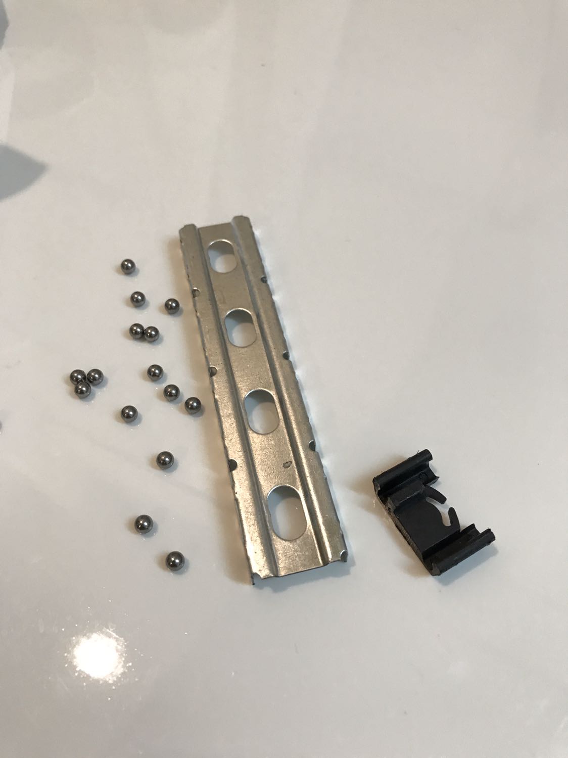 Mới nhận được hàng lúc trưa, mới dùng đến tối thì có mấy vấn đề như sau: 
- Giao hàng trễ so với dự kiến 3 ngày. 
- Ngăn kéo mới kéo vài lần đã bung luôn thanh lề phía bên phải như hình. 
- Không khít, bị hở nhiều như hình. 
Mong tiki có phản hồi về sản phẩm.