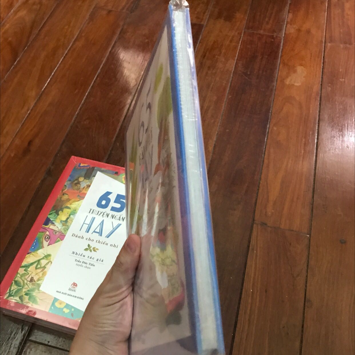 65 bài thơ hay dành cho thiếu nhi là tác phẩm văn học kỉ niệm 65 năm thành lập nxb Kim Đồng. Tác phẩm gồm nhiều bài thơ, đồng giao, lời bài hát… với nhiều cung bậc cảm xúc dành cho trẻ thơ. Sách bìa cứng, nguyên bọc nylon, giao đúng hẹn. Mình rất hài lòng với sản phẩm này.