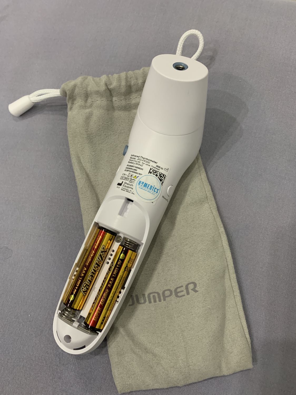 Sản phẩm chất lượng, sử dụng PIN 3A dễ mua. Có vài sản phẩm khác sử dụng Pin đồng hồ nên không thông dụng lắm. 2 chức năng cực kì quan trong mà đo trán và đo lỗ tai. Bấm một cái là hiện lên kết quả liền.