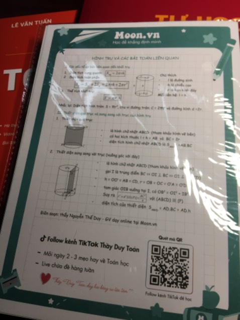 Rất ấn tượng bìa sách, cực thích mùi giấy mới luôn. Còn được tặng thêm phiếu trắc nghiệm nữa... Mặt sau có ghi công thức, lâu lâu quên bài thì lấy ra coi cũng tiện hơn:>>>>>>>