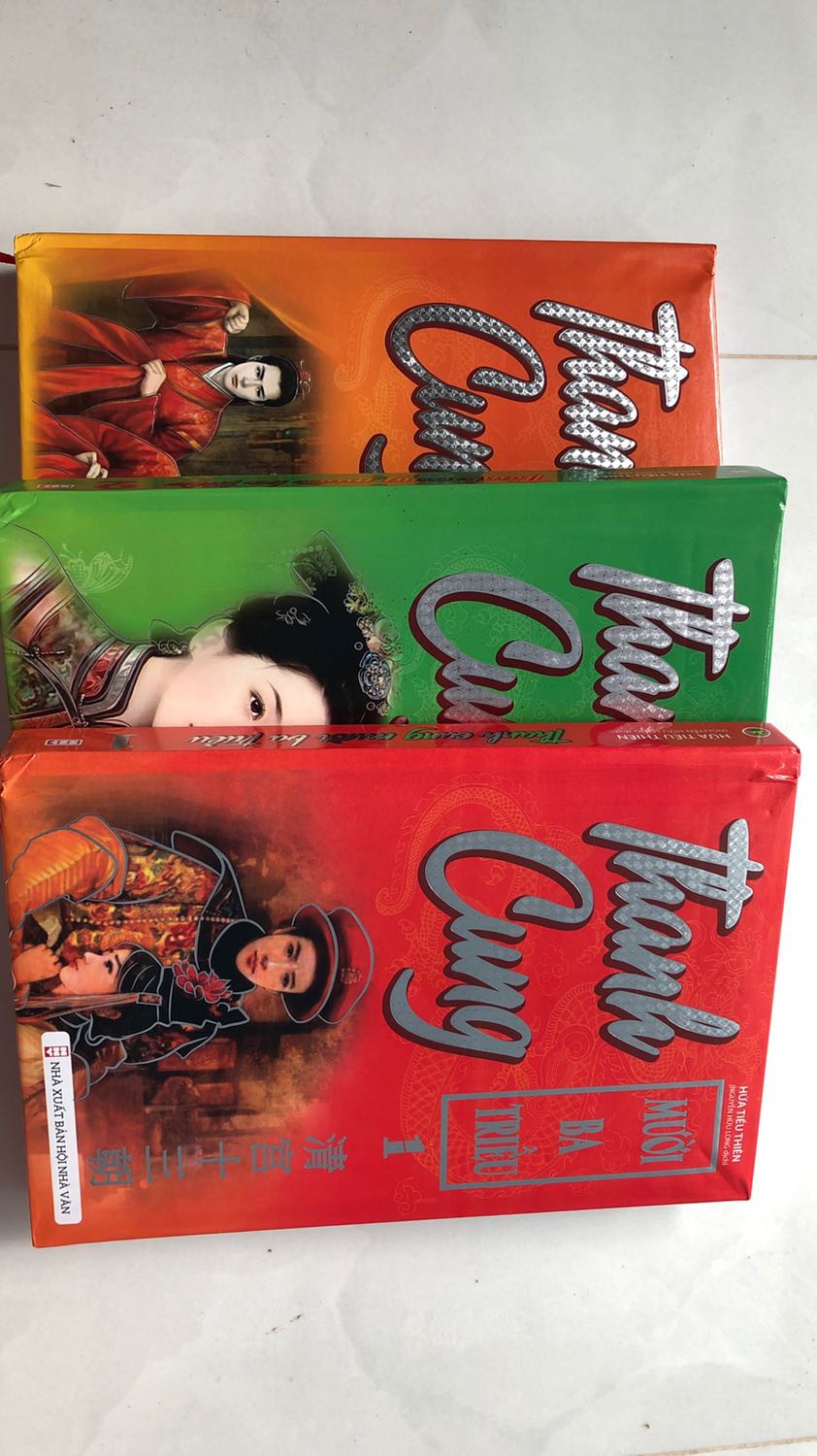 Bìa cứng nhưng lỏng lẻo, cầm sách mà cứ lạo xạo..giấy trắng mà mỏng te chử in thấu qua trang kia nhìn rất đau mắt.. Tuy mua ở giá sale nhưng mình thật sự không hài lòng.. Về phần tiki thì giao hàng quá chuẩn rồi.. không cần bàn nữa..