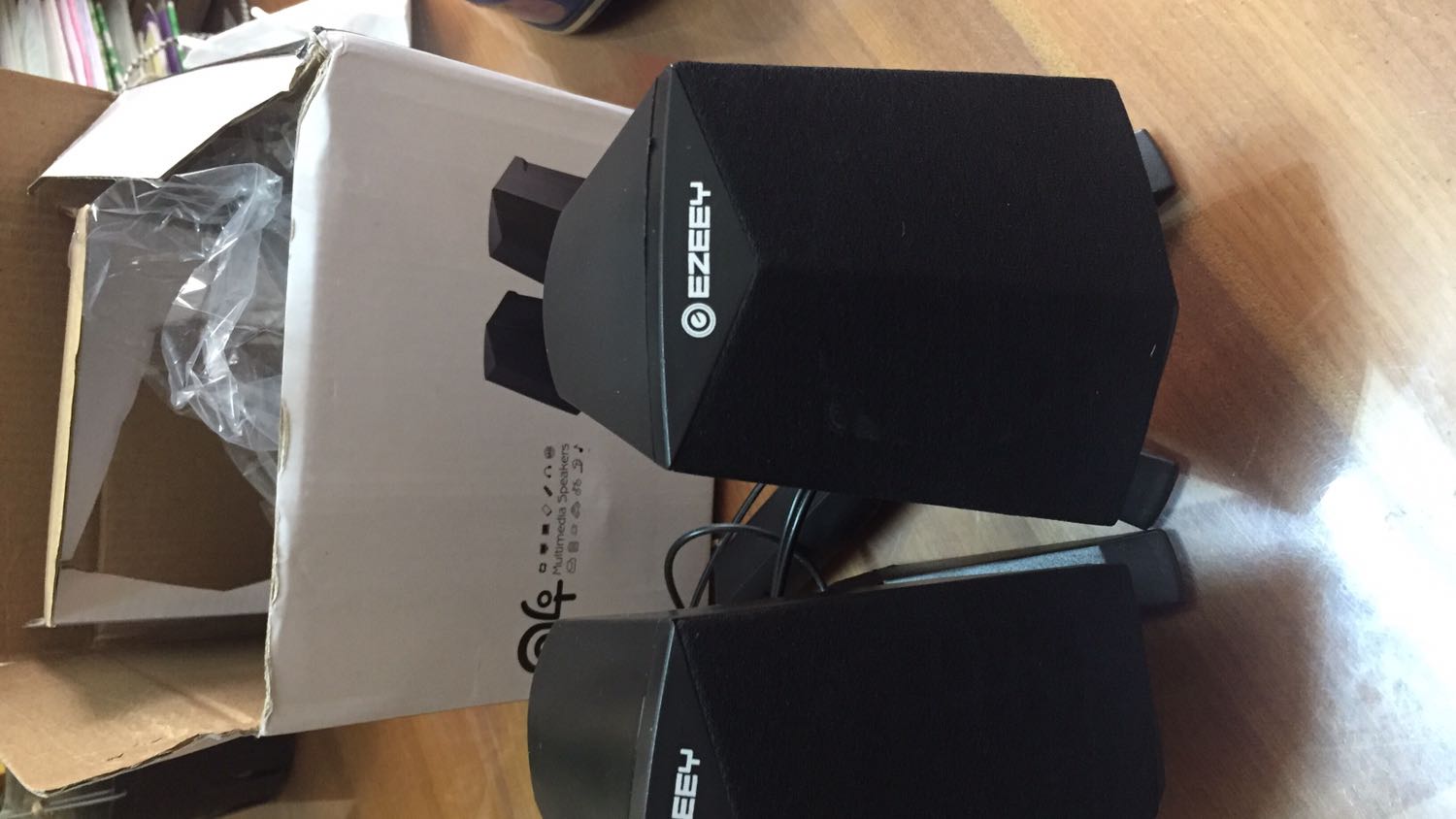 Giống lấy đồ cũ giao cho khách, hình vhupj đã lau rồi nhưng vẫn còn bụi bám, dây dính keo dính dơ chùi ko ra. Quá tệ.