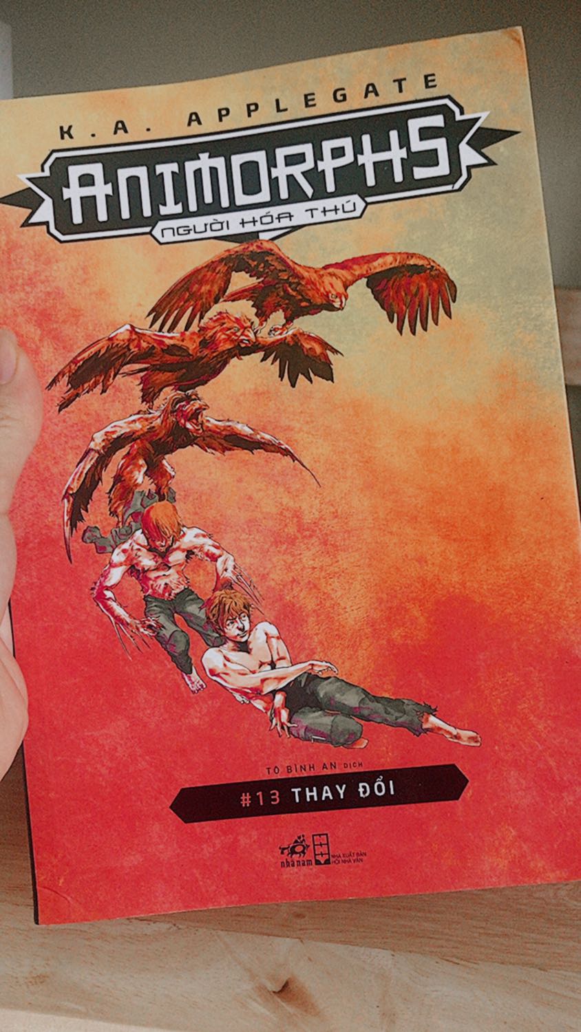 Sách lúc giao về tay hộp nát hết cả, bên trong không có giấy gói, mút xốp gì hết nên gáy bị méo. Nhưng mình email cho tiki thì tiki phản hồi nhanh, sẵn sàng đổi trả. Cơ mà mấy shipper mãi ko chịu đến lấy hàng, họ còn bảo mình mang lên chỗ họ:)) Thế là mình ko đổi nữa. Trừ 1 sao vì vậy chứ sách hay đọc vèo 1 tiếng hết 1q, tiki nhiệt tình, giá sale mỗi cuốn chưa đến 30k nữa, mọi người nên mua😍