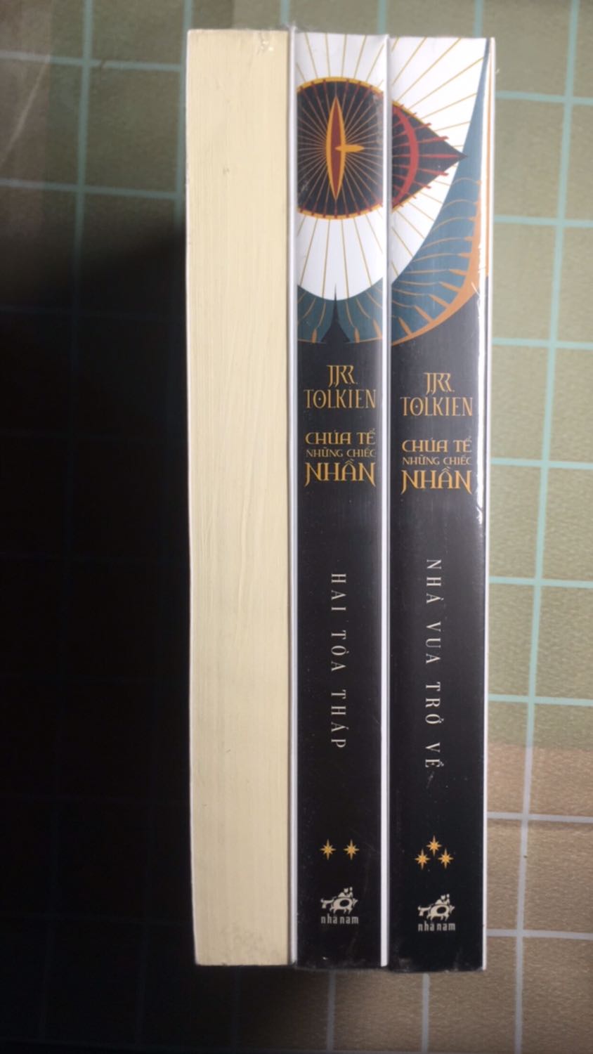 Cuối cùng sau bao ngày mong ngóng thì mình cũng đã nhận được bộ "Chúa tể những chiếc nhân" và đúng như những gì mình mong đợi sách đẹp xỉu luôn ý, được bọc cẩn thận bằng nọc nilong bên ngoài. May mắn rằng lần này đơn vị vận chuyển nhanh nhưng sách bên trong không bị rách hay móp gì hết.
Về nội dung của bộ tiểu thuyết thì không có gì để chê hết, mình mê từ lúc xem phim hồi nhỏ và cho đến giờ đây vẫn là bộ fantasy mình thích nhất.